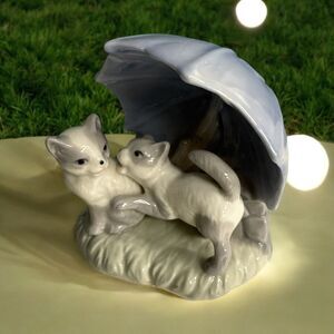 Vintage Playful Cats‎ Kitties Playing Under an Umbrella Figurine Made In Taiwan